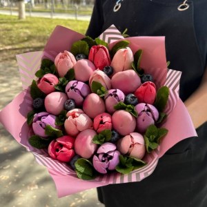 Букет с тюльпанами из зефира и клубникой 
