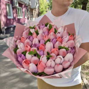 Букет с тюльпанами из зефира и клубникой в шоколаде (28 см) 