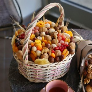 Корзина с орехами и сухофруктами