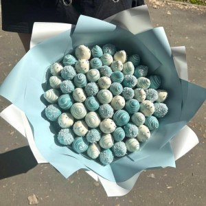 Букет из клубники и кейк-попсов